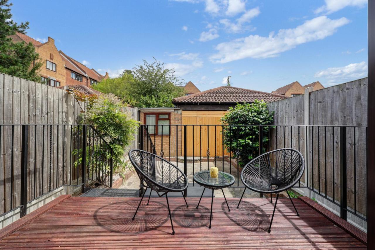 Charming 3 Bedroom House Short Term & Flexible Renting Canary Wharf With Free Wifi & Garden *